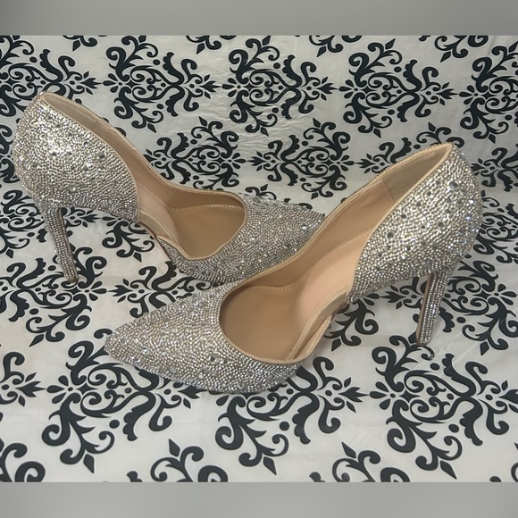 NWOT Silver Crystal Embellished Pumps - Picture 5 of 12
